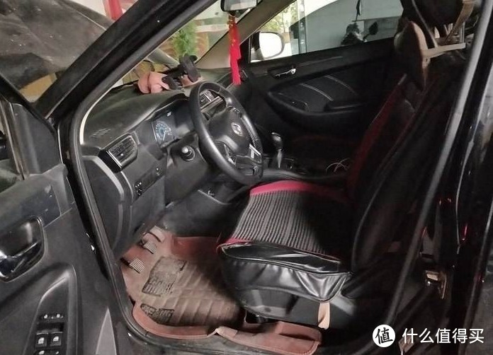 车内清洁大作战：DIY清洗汽车内饰，简单便宜不求人
